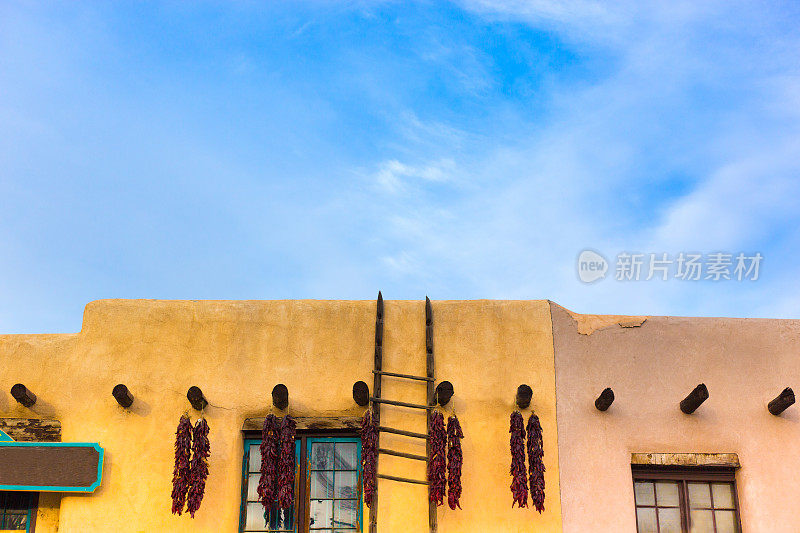 陶斯，NM广场:土坯建筑，Chili Ristras，蓝天